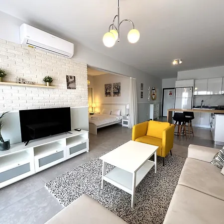 アパート Terra In Caesar Blue Resort, Fixed Lunch 3pm, Gym, Heated Pool, Sauna, Kids Club Rizokarpaso