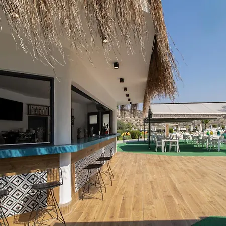 アパート Terra In Caesar Blue Resort, Gym, Aquapark, Swimming Pools, Sauna, Kids Club Rizokarpaso